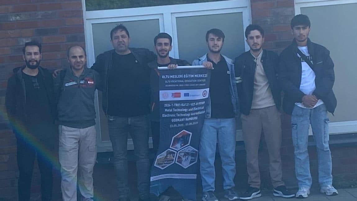 ELEKTRİK ELEKTRONİK TEKNOLOJİSİ ALANINDAN İKİ ÖĞRENCİMİZ HAMBURG-ALMANYA'DAKİ STAJLARINI TAMAMLAYIP YURDA DÖNDÜ